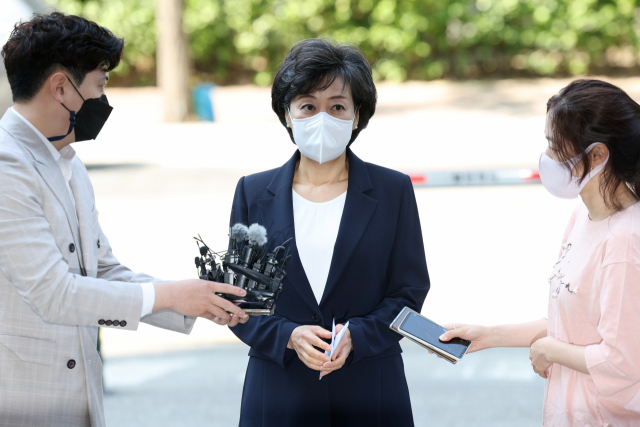 사회부총리 겸 교육부 장관으로 지명된 박순애 서울대 행정대학원 교수가 27일 여의도에 마련된 인사청문회 준비 사무실로 출근하며 취재진 질문에 답하고 있다. 연합뉴스