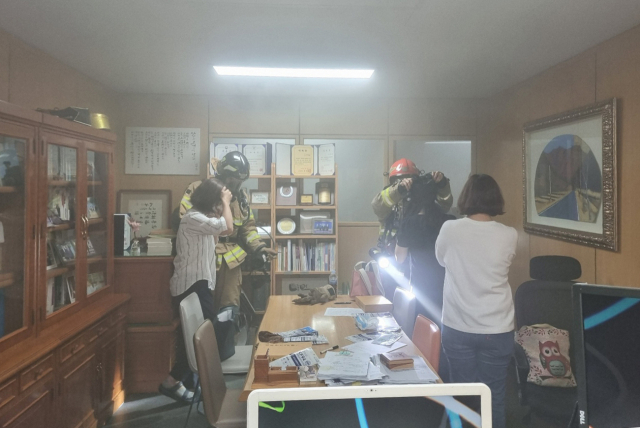 9일 대구 수성구 범어동 대구지방법원 인근 변호사 사무실 빌딩에서 화재가 발생, 다른 사무실에 있던 직원들이 소방관의 도움을 받아 대피하고 있다. 이들은 20분 가깝게 밖으로 나가지 못했다가 소방관이 도착한 뒤 방독면을 받아 건물 밖으로 나왔다. 연합뉴스