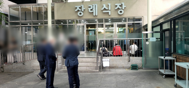 9일 오후 6시쯤 대구 중구 삼덕동 경북대병원 장례식장 앞. 대구 수성구 범어동의 한 사무실에서 발생한 화재 현장에서 사망자와 부상자가 대거 속출한 가운데 사망자가 이송된 경대병원에는 유족과 경찰, 취재진들이 몰려들면서 분주한 모습이다. 심헌재 기자