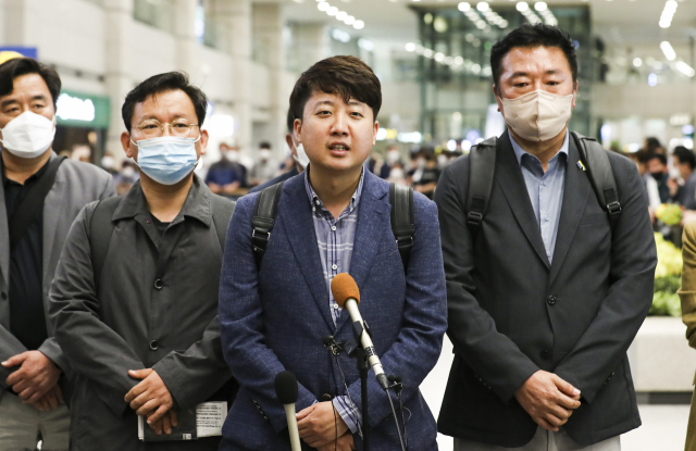 9일 우크라이나 방문을 마치고 귀국한 국민의힘 이준석 대표가 9일 인천공항 입국장에서 기자들의 질문에 답하고 있다. 연합뉴스