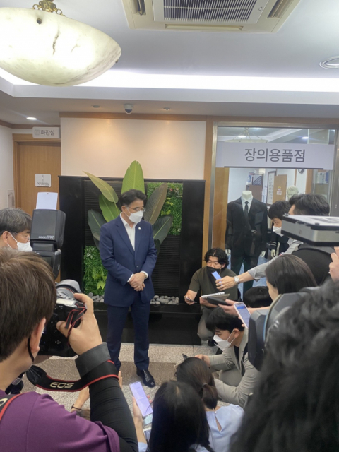이석화 대구변호사협회장이 사망자가 안치된 경북대병원 장례식장 앞에서 기자들을 상대로 브리핑을 하고 있다. 독자 제공