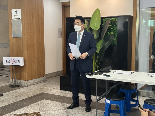10일 오전 경북대학교병원 장례식장에서 이석화 대구변호사협회 회장과 유족 대표가 대구 변호사 사무소 방화 사건 대책회의 결과를 브리핑했다. 구민수 기자 msg@imaeil.com