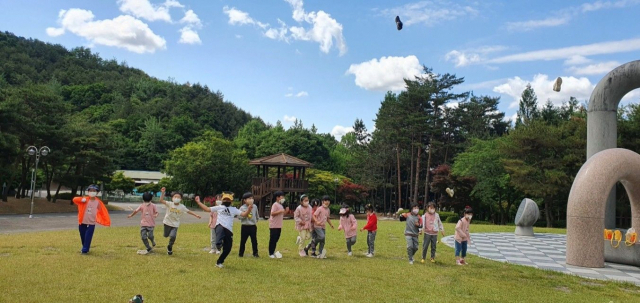 안동강남초등학교 병설유치원 원생들이 경북 안동시 도산면에 있는 경북산림과학박물관에서 신발 던지기 놀이는 하고 있다. 안동교육지원청 제공