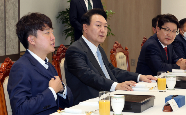윤석열 대통령이 6월 10일 오후 용산 대통령실 청사 대접견실에서 열린 국민의힘 지도부 초청 오찬 간담회에서 대화하고 있다. 왼쪽부터 이준석 대표, 윤 대통령, 권성동 원내대표. 연합뉴스