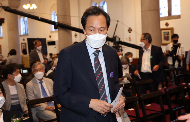 더불어민주당 비상대책위원장으로 내정된 우상호 의원이 10일 서울시 중구 대한성공회 서울주교좌성당에서 열린 제35주년 6·10민주항쟁 기념식에 참석하고 있다. 연합뉴스