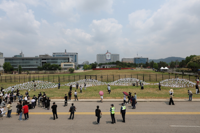 대통령 집무실 인근의 용산공원 부지가 일반 국민에게 시범 개방된 10일 시민들이 서울 용산공원을 둘러보고 있다. 연합뉴스