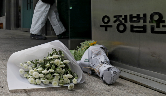 10일 오후 대구 수성구 범어동 변호사 사무실 화재 현장에 희생자를 추모하는 조화가 놓여 있다. 김영진 기자 kyjmaeil@imaeil.com