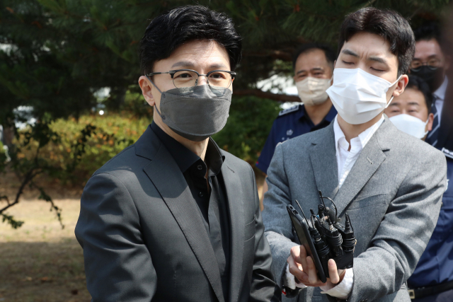 한동훈 법무부 장관이 10일 청주교도소를 방문해 기자들의 질문에 답하고 있다. 연합뉴스