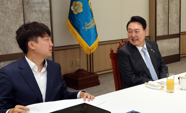 윤석열 대통령이 10일 오후 용산 대통령실 청사 대접견실에서 열린 국민의힘 지도부 초청 오찬 간담회에서 이준석 대표 등과 대화하고 있다. 연합뉴스
