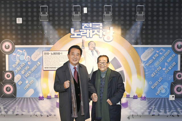 전국노래자랑에서 만난 송해(오른쪽)와 김문오 달성군수.