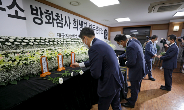 대구지방변호사회 관계자들이 10일 오후 대구 중구 경북대병원 장례식장에 마련된 