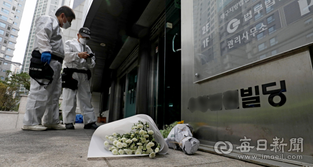 10일 오후 대구 수성구 범어동 변호사 사무실 화재 현장 앞에 희생자를 추모하는 조화가 놓여 있다. 김영진 기자 kyjmaeil@imaeil.com