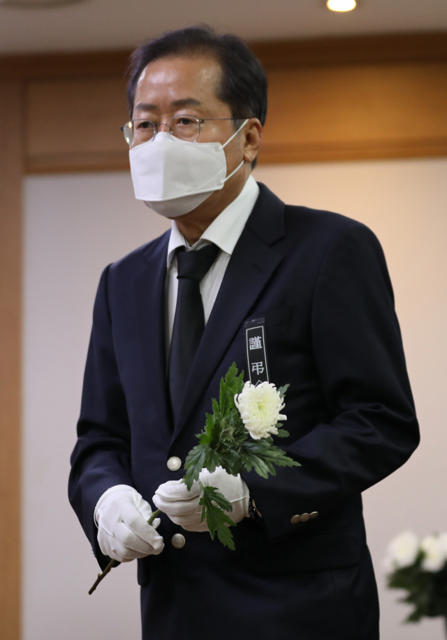 홍준표 대구시장 당선인이 10일 오후 대구 중구 경북대병원 장례식장에 마련된