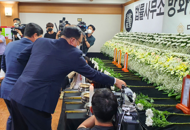 10일 대구지방변호사회가 중구 경북대병원 장례식장에서 9일 발생한 변호사 사무실 방화 사건 피해자들을 위한 합동 추도식을 열고 있다. 연합뉴스