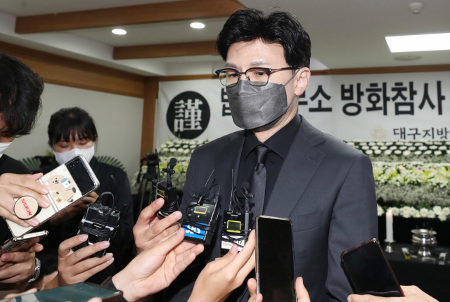 한동훈 법무부장관이 10일 대구 경북대병원 장례식장에 마련된 변호사 사무실 방화 사건 피해자 합동 분향소를 찾아 헌화한 뒤 취재진의 질문에 답변하고 있다. 연합뉴스
