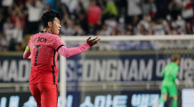 10일 오후 수원월드컵경기장에서 열린 남자 축구 국가대표팀 평가전 대한민국 대 파라과이의 경기. 만회골을 넣은 손흥민이 기뻐하고 있다. 연합뉴스