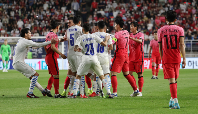 10일 오후 수원월드컵경기장에서 열린 남자 축구 국가대표팀 평가전 대한민국-파라과이 경기. 후반 황인범이 파라과이 선수들과 신경전을 벌이고 있다. 연합뉴스