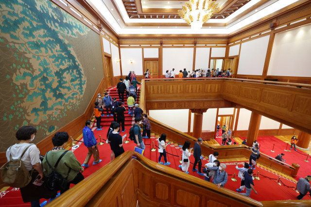 청와대 본관 건물이 일반에 공개된 지난달 26일 시민들이 청와대 본관을 둘러보고 있다. 연합뉴스