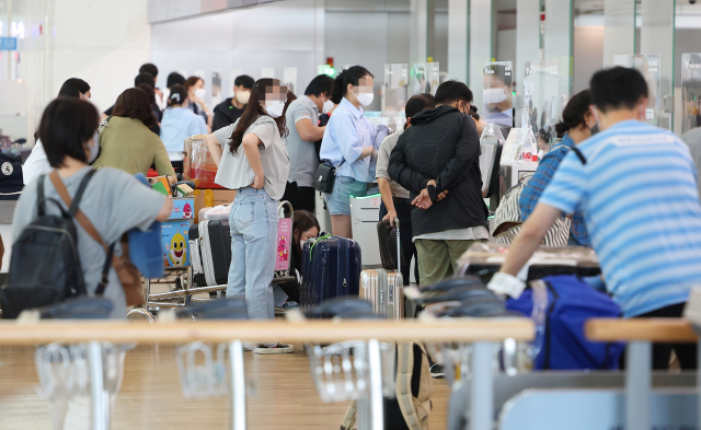 코로나19 확산으로 축소됐던 인천국제공항 국제선 운항이 정상화된 8일 오후 인천국제공항 제1여객터미널 출국장 탑승수속 카운터가 붐비고 있다. 연합뉴스
