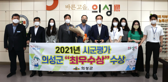 김주수 경북 의성군수와 직원들이 