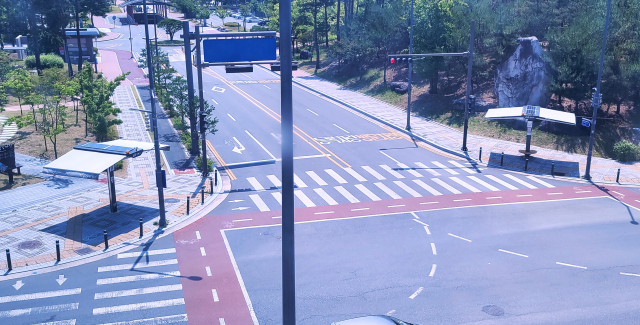 안동시가 폭염을 대비해 올해 스마트 그늘막 설치를 확대 마무리 했다. 경북도청 서문 앞 사거리 스마트 그늘막 모습. 엄재진 기자