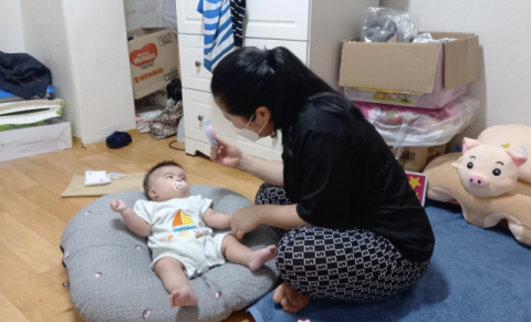 베트남에서 온 딩티훼(30) 씨가 희소병에 걸린 어린 아이를 돌보고 있다. 김세연기자