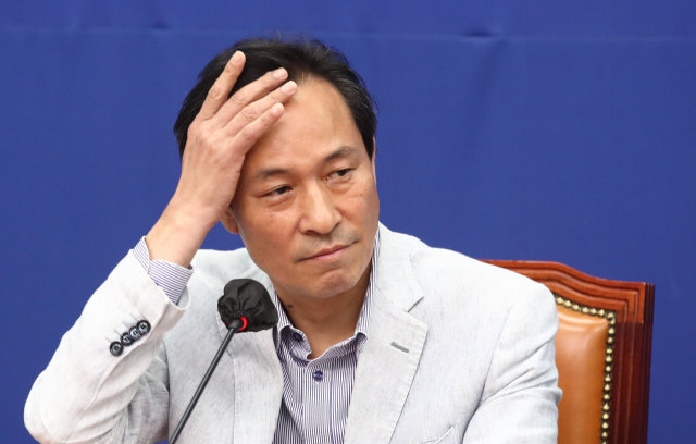 더불어민주당 우상호 비상대책위원장이 12일 서울 여의도 국회에서 열린 기자간담회에서 머리를 만지고 있다. 연합뉴스