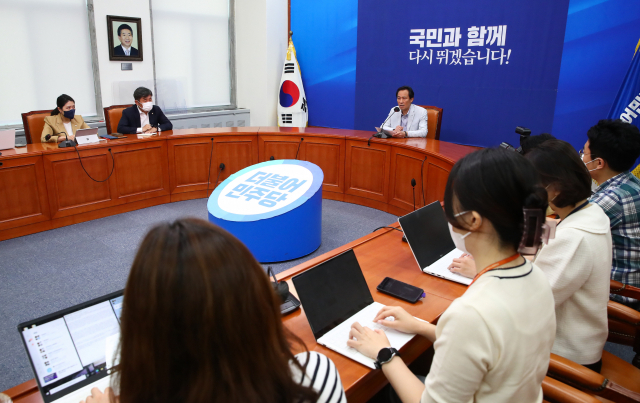 더불어민주당 우상호 비상대책위원장이 12일 서울 여의도 국회에서 열린 기자간담회에서 발언하고 있다. 연합뉴스