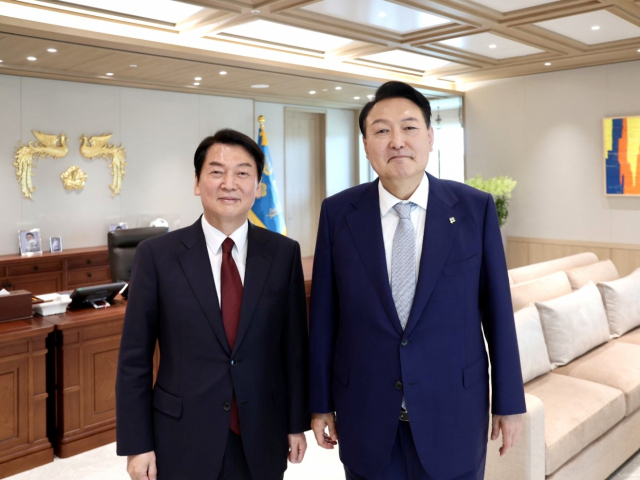 지난 7일 대통령직 인수위원회 백서를 전달하기 위해 서울 용산 대통령실을 찾은 안철수 국민의힘 의원이 윤석열 대통령과 사진을 찍고 있다. 연합뉴스