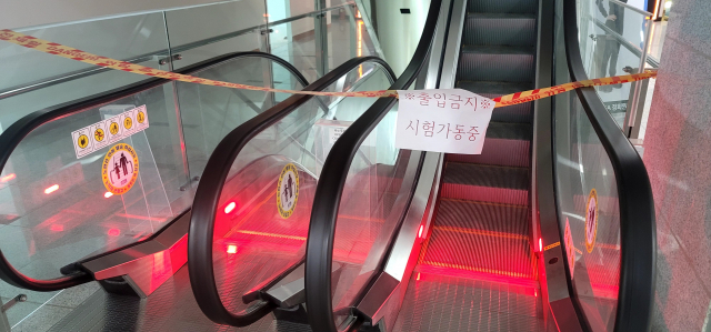 12일 오전 11시쯤 찾은 대구 수성구 범어동의 한 주상복합상가. 에스컬레이터는