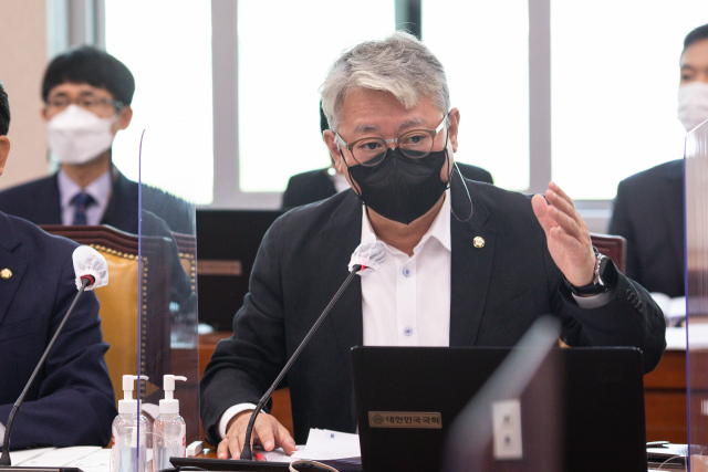 지난 5월 17일 국회에서 열린 국토교통위원회 전체회의에서 더불어민주당 조응천 간사가 의사진행 발언을 하고 있다. 연합뉴스