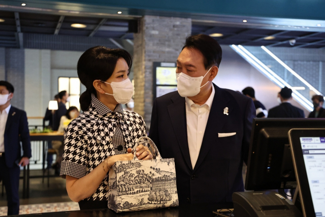 윤석열 대통령 내외가 12일 오후 영화 