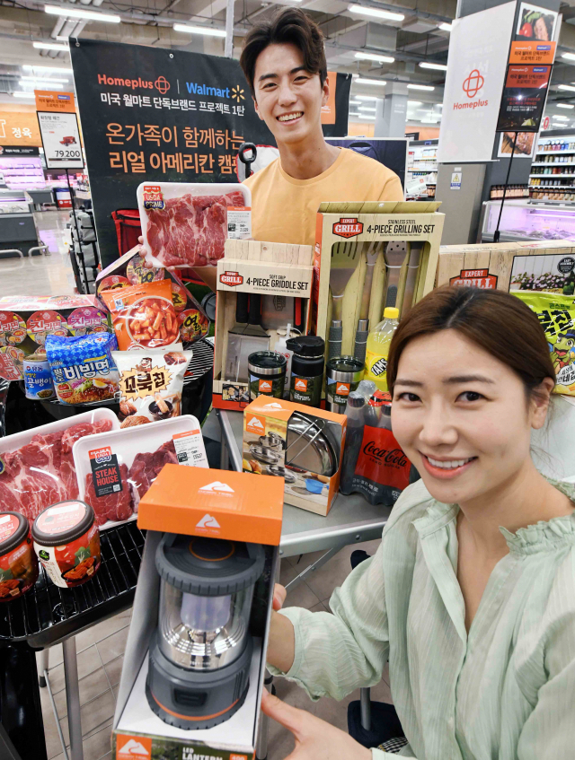 홈플러스는 여름 휴가철을 맞아 오는 15일까지 캠핑 상품을 최대 50% 할인한다. 육류·라면·간편식·과자·음료 등 다양한 캠핑 먹거리와 월마트 단독 브랜드 오자크 트레일, 엑스퍼트 그릴도 할인된 가격에 만나볼 수 있다. 홈플러스 제공