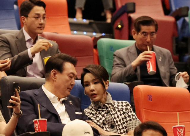 윤석열 대통령 내외가 12일 오후 서울 시내 한 영화관에서 영화 