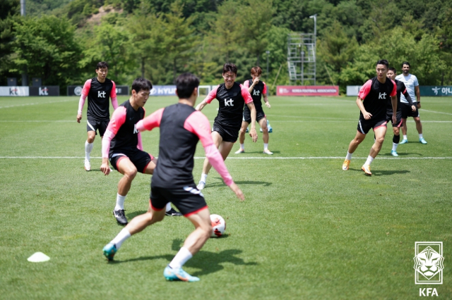 축구대표팀의 황의조 등 선수들이 12일 파주 국가대표 트레이닝센터(NFC)에서 훈련하고 있다. 연합뉴스