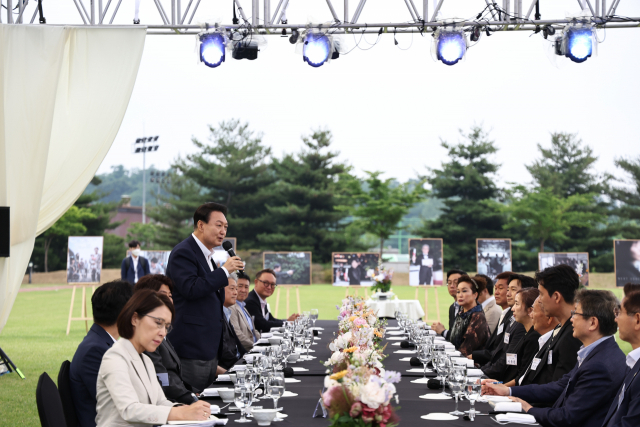 윤석열 대통령이 12일 오후 서울 용산 대통령실 청사 잔디마당에서 열린 영화관계자 초청 만찬에서 인사말을 하고 있다. 이날 행사에는 한국 배우 최초로 칸국제영화제에서 남우주연상을 받은 배우 송강호와 감독상을 수상한 박찬욱 감독(영화 헤어질 결심)등이 참석했다. 연합뉴스