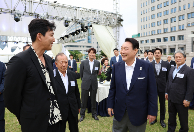 윤석열 대통령이 12일 오후 서울 용산 대통령실 청사 잔디마당에서 열린 영화관계자 초청 만찬에서 영화 