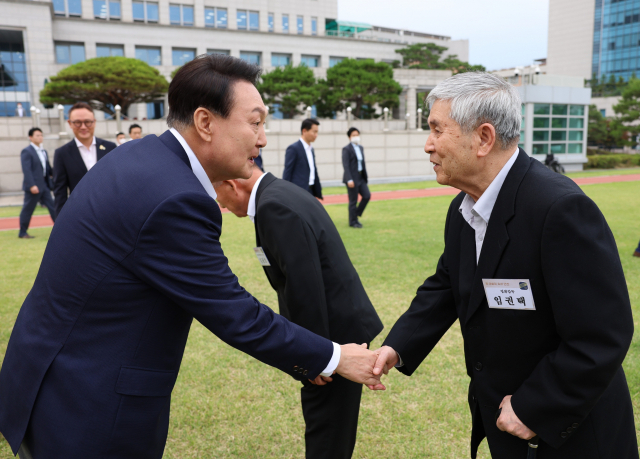 윤석열 대통령이 12일 오후 서울 용산 대통령실 청사 잔디마당에서 열린 영화관계자 초청 만찬에서 임권택 감독과 인사하고 있다. 연합뉴스