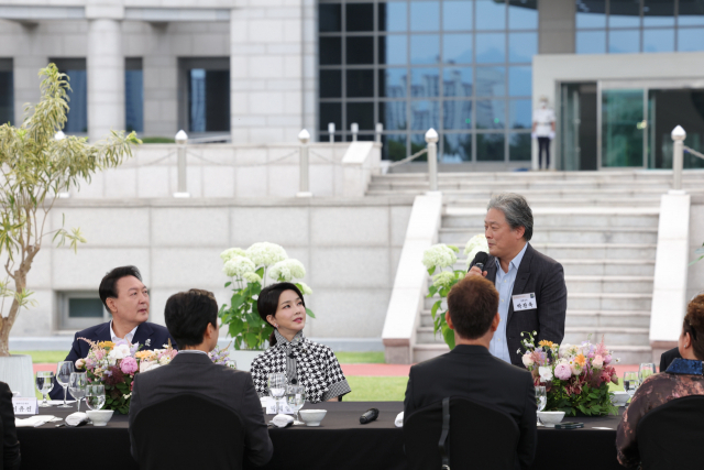 윤석열 대통령 내외가 12일 오후 서울 용산 대통령실 청사 잔디마당에서 열린 영화관계자 초청 만찬에서 칸국제영화제에서 감독상을 수상한 박찬욱 감독(영화 헤어질 결심)의 인사말을 듣고 있다. 연합뉴스