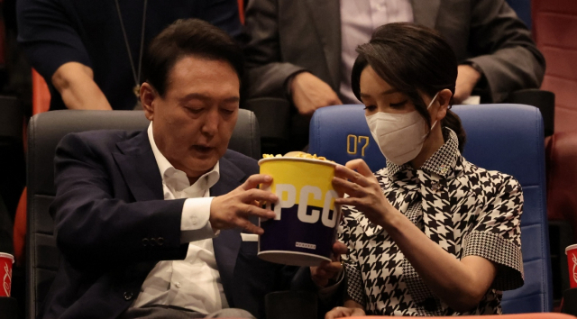 윤석열 대통령 내외가 12일 오후 서울 시내 한 영화관에서 영화 