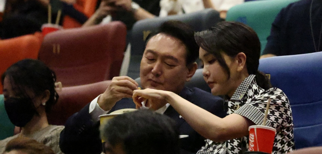 윤석열 대통령 내외가 2022년 6월 12일 오후 서울 시내 한 영화관에서 영화 '브로커'를 관람하고 있다. 연합뉴스