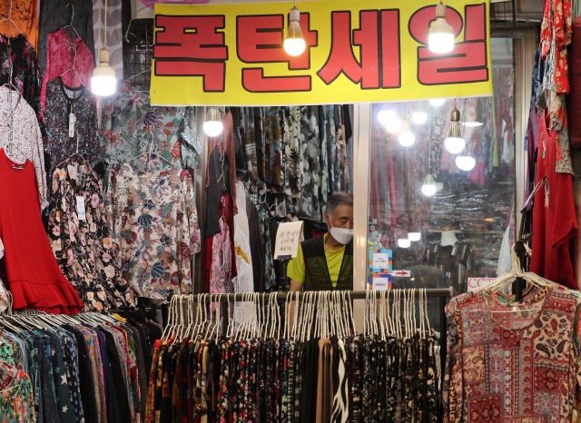 30일 오전 서울 종로구 광장시장 한 의류 상점에서 폭탄세일을 내걸고 영업을 하고 있다. 정부는 신종 코로나바이러스감염증 방역 조치로 피해 입은 소상공인·자영업자들에게 이날 오후부터 최대 1천만원의 손실보전금을 지급하기로 했다. 이번 손실보전금 지원 대상은 소상공인과 소기업, 매출액이 50억원 이하인 중기업 등으로 총 371만명이 지원받는다. 연합뉴스
