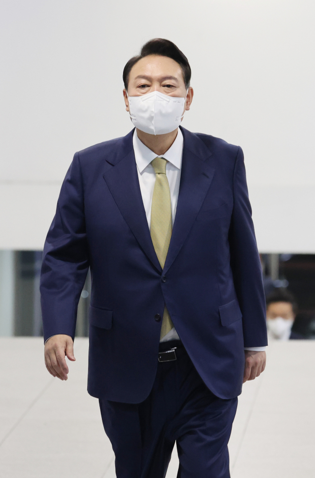 윤석열 대통령이 13일 오전 서울 용산 대통령실 청사로 출근하고 있다. 연합뉴스