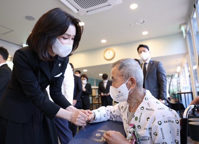 김건희 여사가 6일 서울 강동구 중앙보훈병원을 방문해 입원 치료 중인 국가유공자들을 위로하고 있다. 연합뉴스