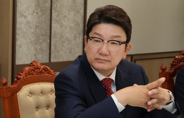 국민의힘 권성동 원내대표가 10일 오후 용산 대통령실 청사 대접견실에서 열린 국민의힘 지도부 초청 오찬 간담회에 참석하고 있다. 연합뉴스