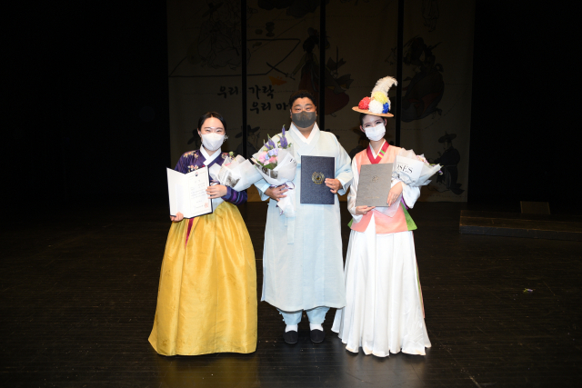 제33회 대구국악제 전국국악경연대회 종합대상 수상자들이 시상식을 마치고 기념촬영을 하고 있다. 왼쪽부터 고아라(일반부), 위재영(명인부), 오나연(중고등부) 씨. 한국국악협회 대구시지회 제공