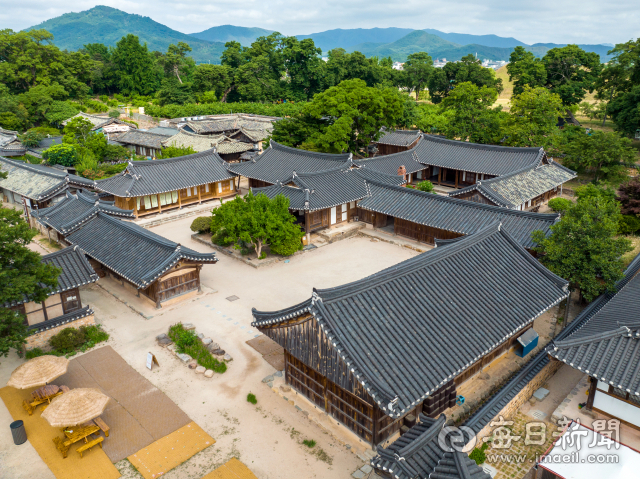 경주 최부잣집 전경. 공식 명칭은 독립유공자 최준 선생 생가(국가민속문화재 27호). 대지 2천평에 후원까지 1만3천평에 이른다. 김태형 선임기자 thk@imaeil.com