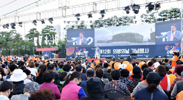 11일부터 13일까지 영천강변공원 일원에서 열린 제12회 의병의날 기념행사에 많은 시민들이 참석해 역사학자 최태성의 토크 콘서트를 듣고 있다. 영천시 제공