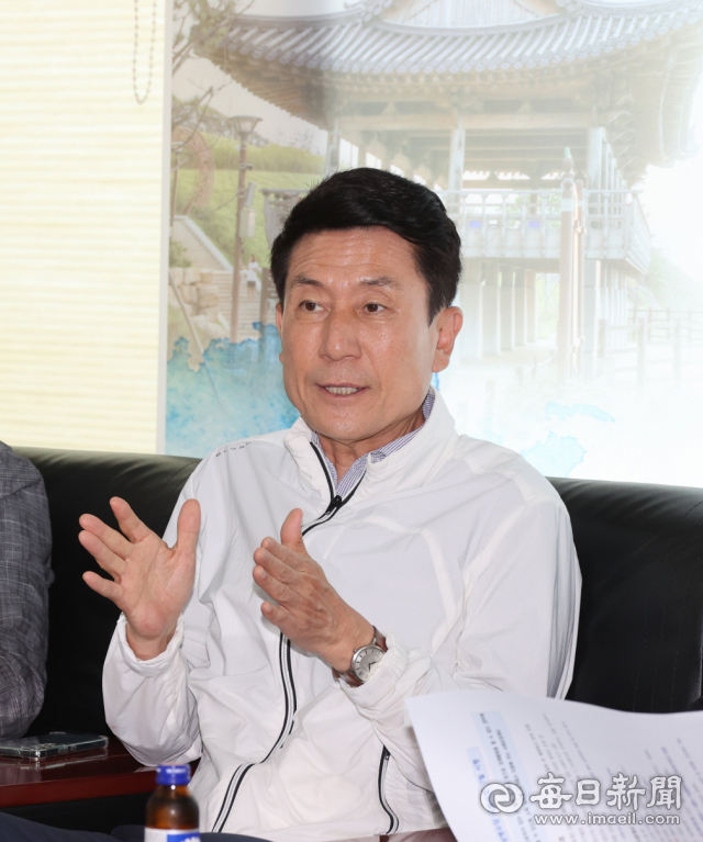 13일 이강덕 포항시장이 기자간담회에서 발언하고 있다. 포항시 제공