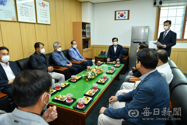 최영조 경산시장이 이달 28일 퇴임을 앞두고 13일 서부1동 주민대표들과 차담회를 하고 있다. 경신시 제공